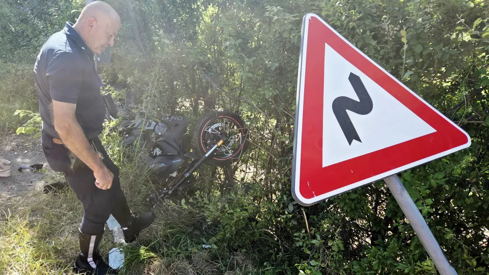 il motorino finito a bordo strada dopo l'impatto (Adriapress)