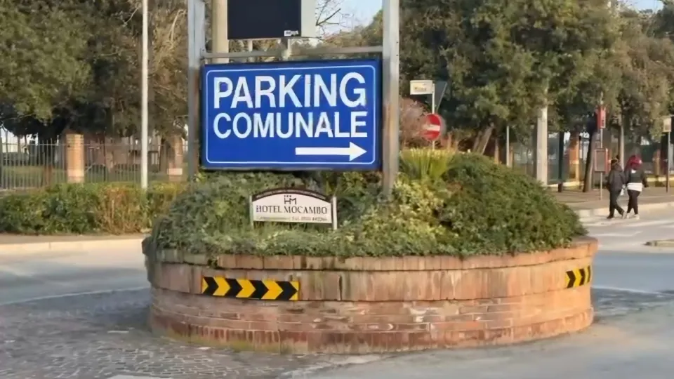 Il muretto incriminato al centro della rotonda