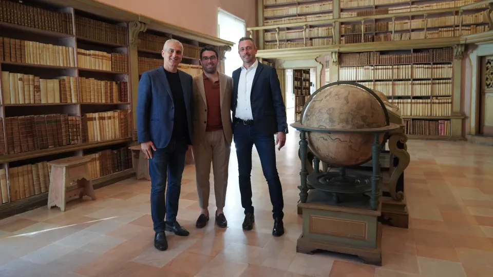 il neo direttore insieme al sindaco e all'assessore alla cultura nelle sale storiche della Biblioteca