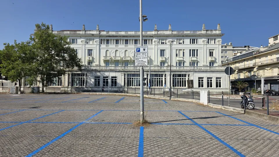 il parcheggio di fronte al Grand Hotel