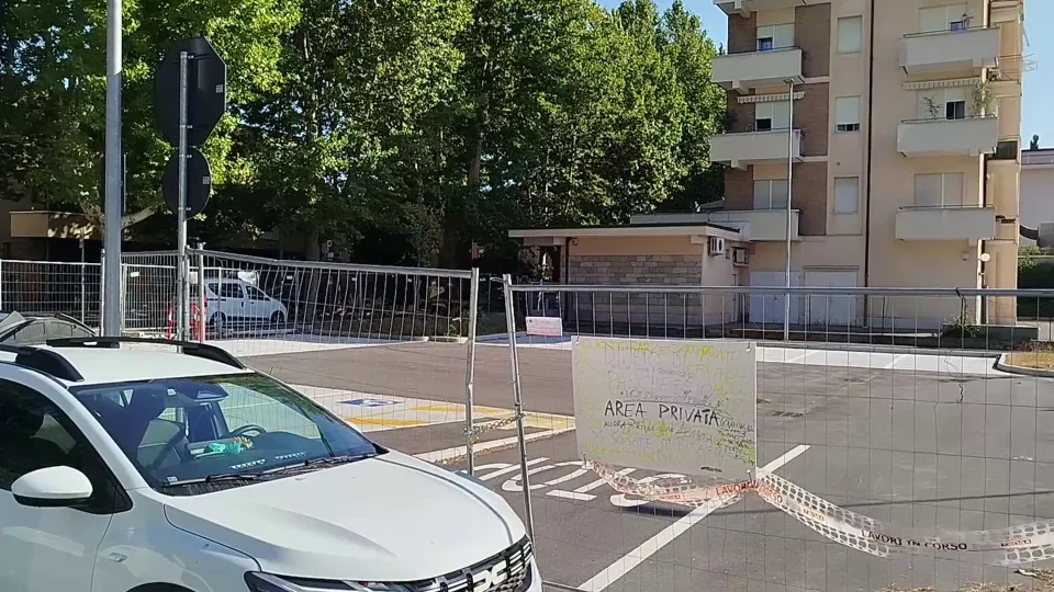 il parcheggio di via Fucini a Rimini ancora chiuso