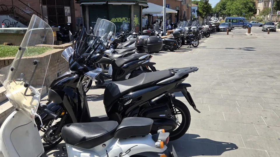il parcheggio selvaggio in piazza Malatesta