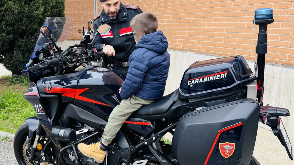 il piccolo Nicolò su una moto di pattuglia
