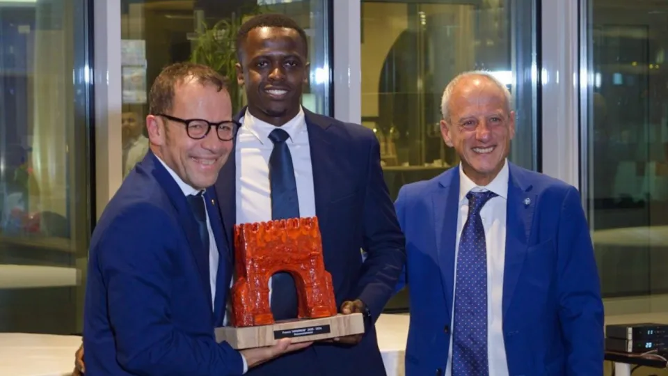 Il presidente AIA Mansour Faye premia Mansour Faye, a destra Marco Guitaldi