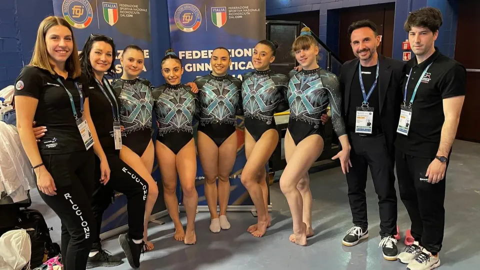 Il presidente Francesco Poesio insieme alla squadra di A1 della Ginnastica Riccione Academy a Biella