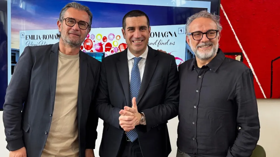 Il presidente regionale Michele De Pascale in mezzo a Carlo Cracco e Massimo Bottura