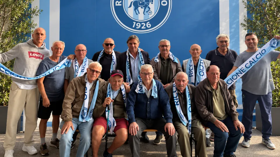 Il presidente Roberto Carnevali insieme ai tifosi storici della Riccione Calcio 1926