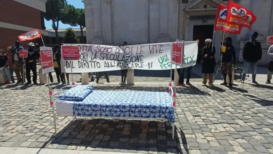 il presidio davanti alla Prefettura