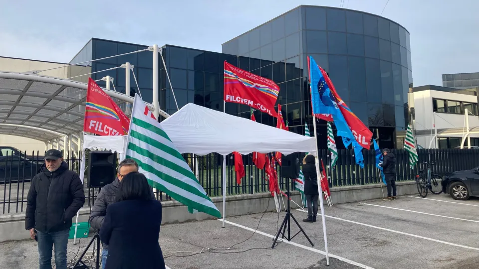 il presidio davanti alla sede Aeffe a San Giovanni in M.