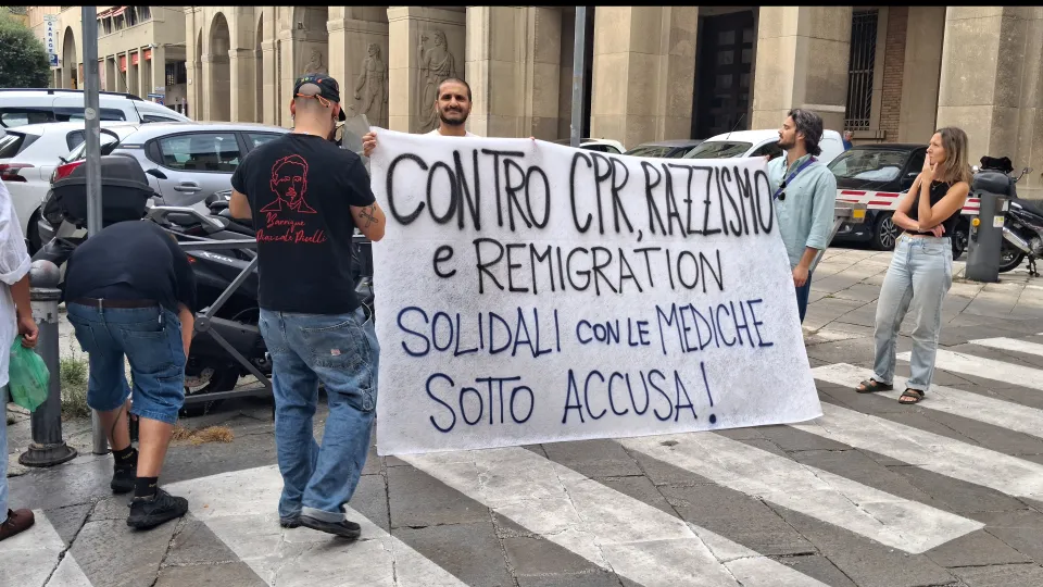 il presidio di protesta improvvisato a Bologna