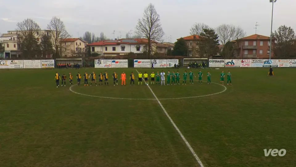 Il saluto delle due squadre