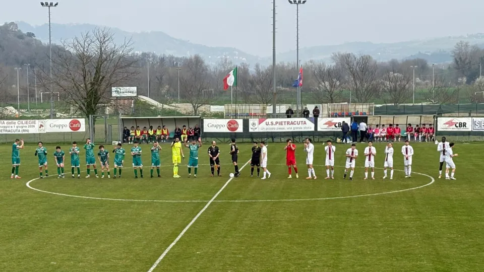 Il saluto delle due squadre