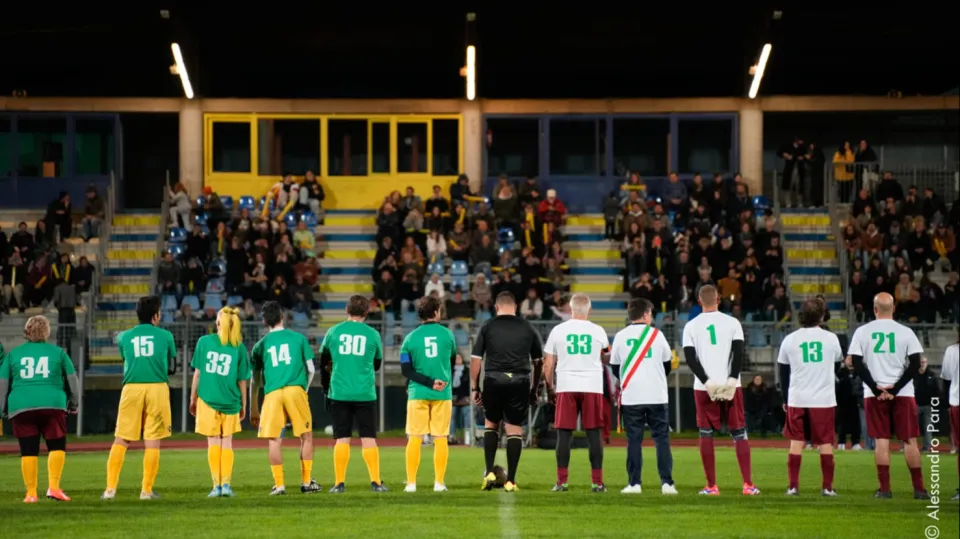 Il saluto delle due squadre (in una precedente esibizione al Mazzola)