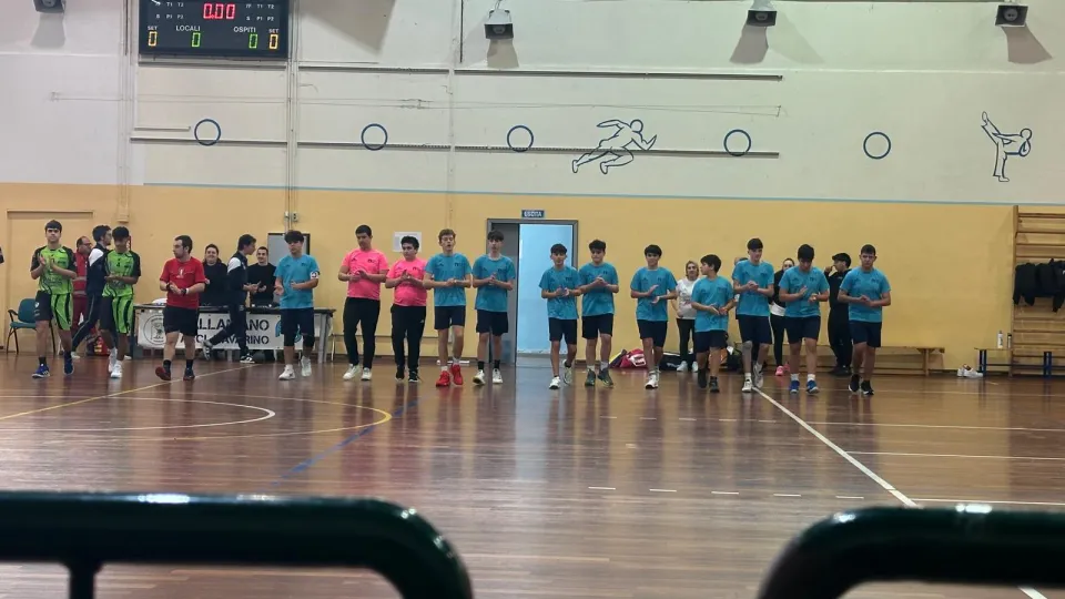 Il saluto delle due squadre