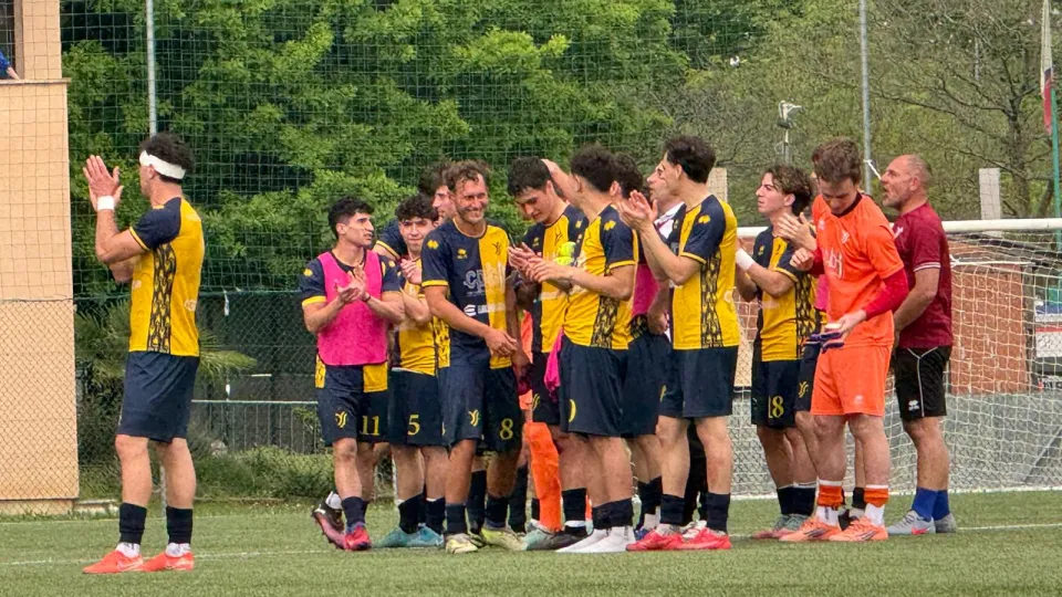 Il saluto finale ai tifosi dei giocatori gialloblù