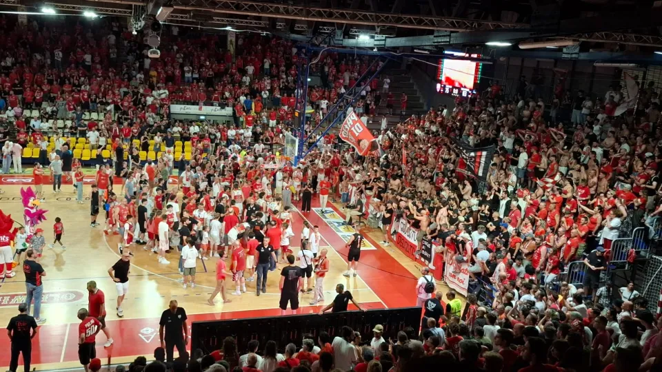 Il saluto finale del Barrio alla squadra biancorossa