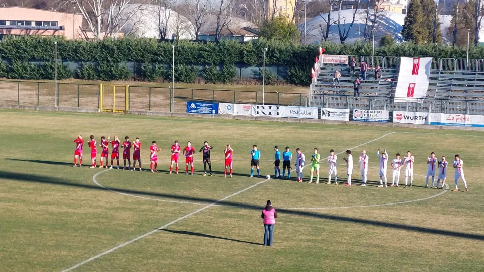 Il saluto iniziale delle due squadre