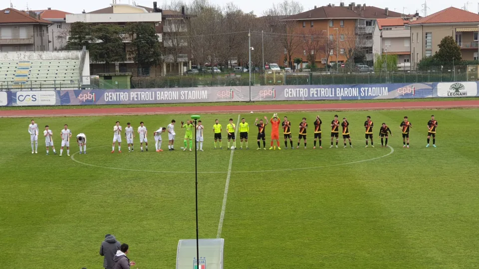 Il saluto iniziale delle due squadre