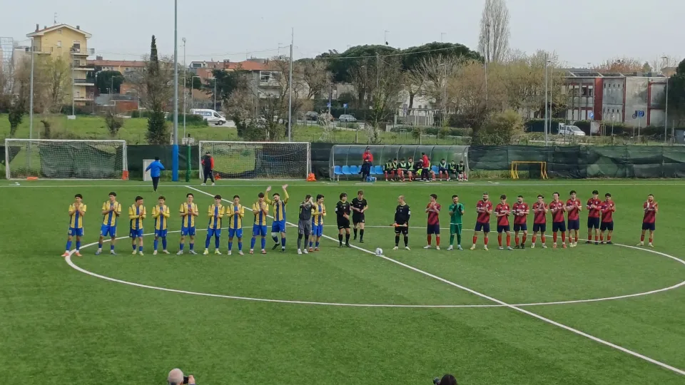 Il saluto iniziale delle due squadre