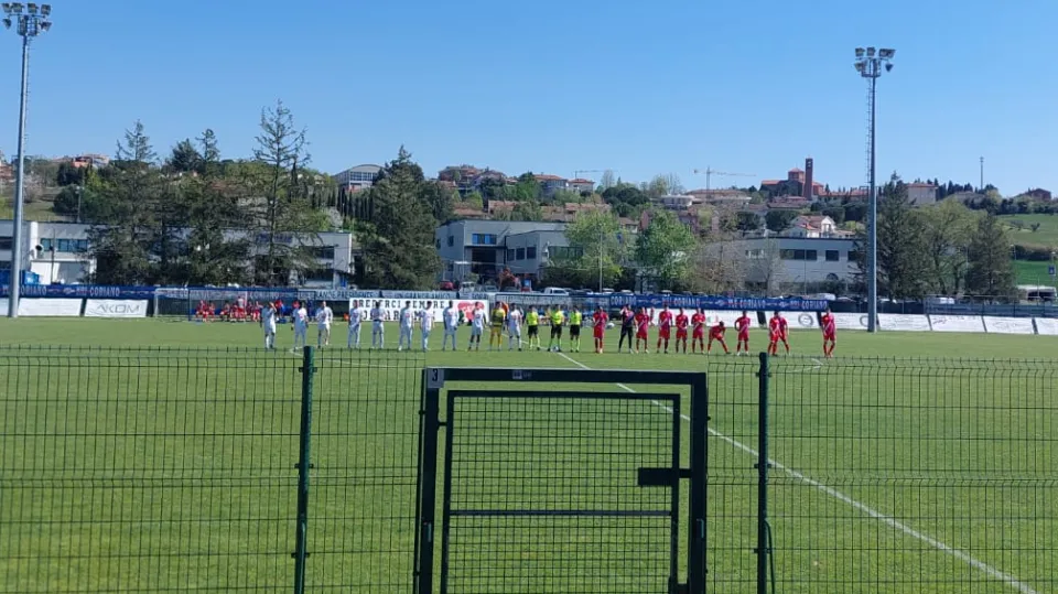 Il saluto iniziale delle due squadre