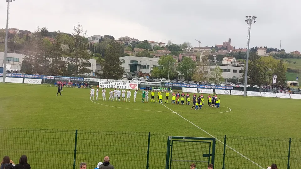 Il saluto iniziale delle due squadre