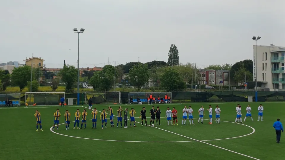 Il saluto iniziale delle due squadre