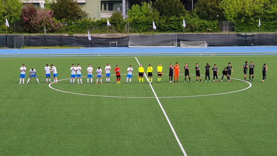 Il saluto iniziale delle due squadre