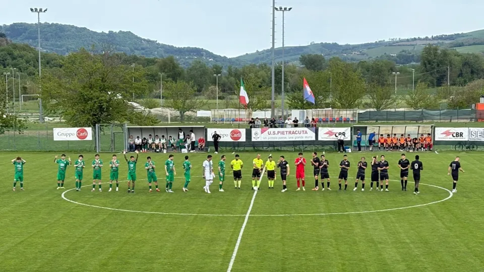 Il saluto iniziale delle due squadre
