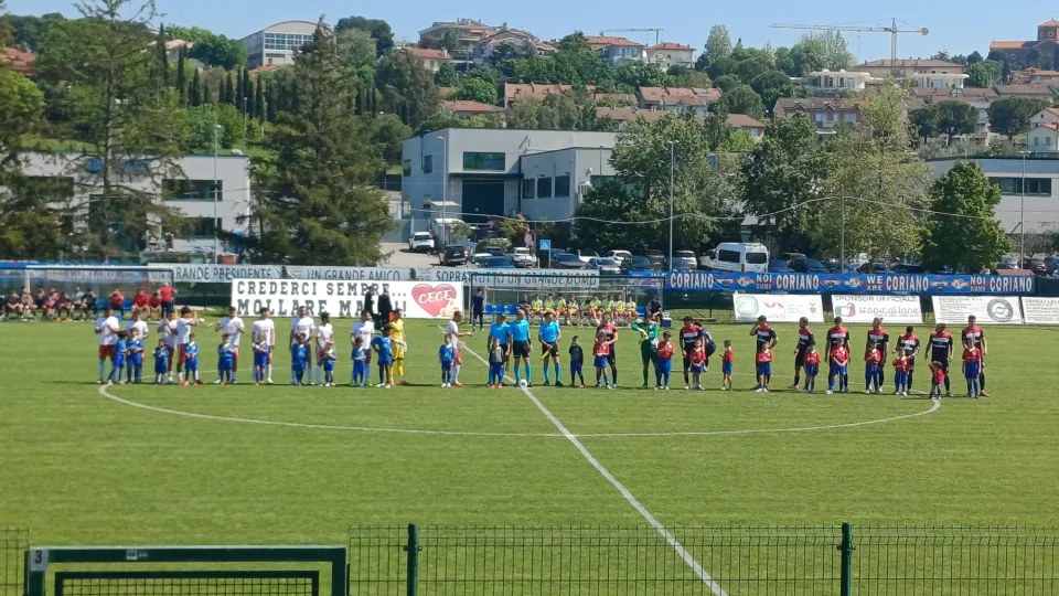 Il saluto iniziale delle due squadre