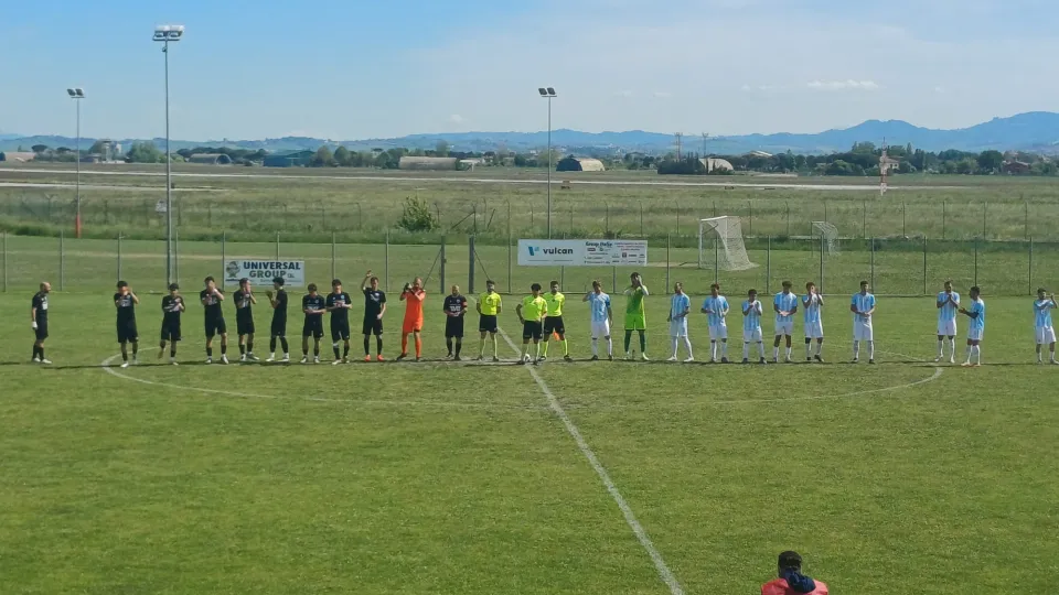 Il saluto iniziale delle due squadre