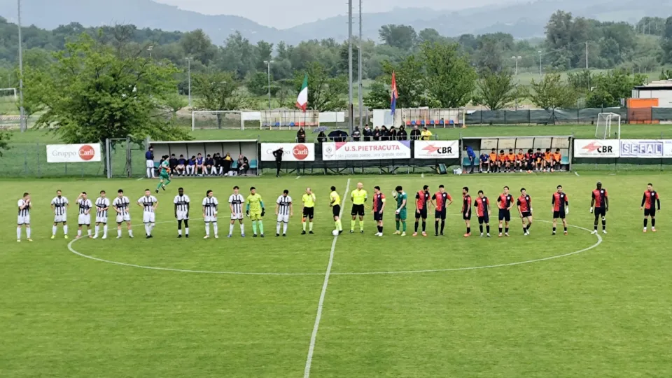 Il saluto iniziale delle due squadre