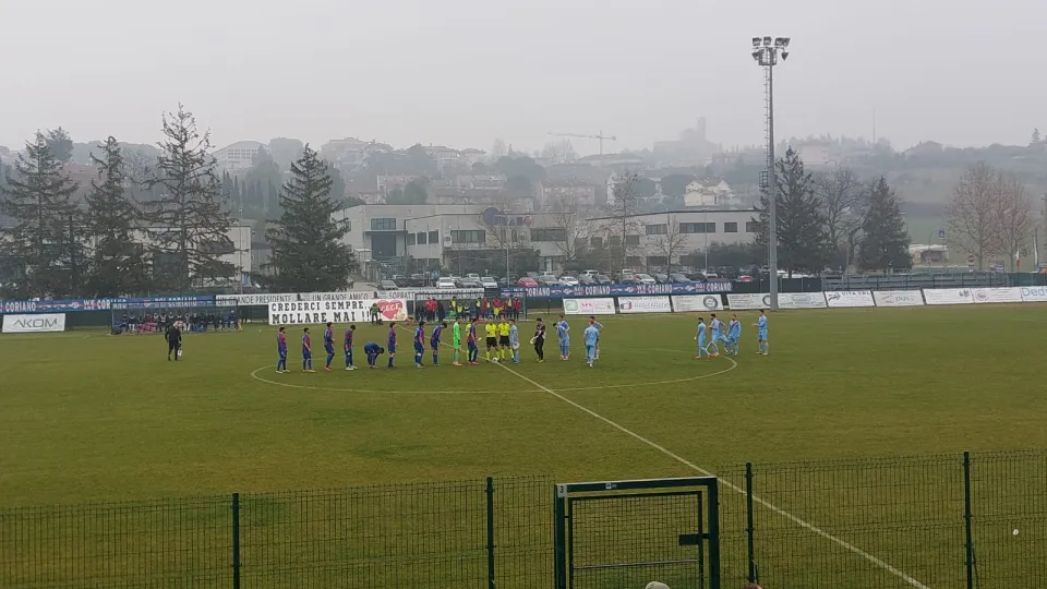 Il saluto iniziale delle due squadre