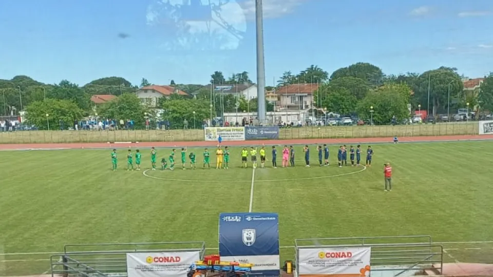 Il saluto iniziale delle due squadre