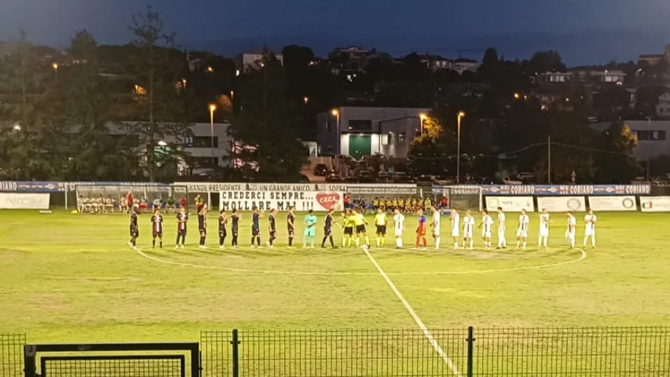 Il saluto iniziale delle due squadre
