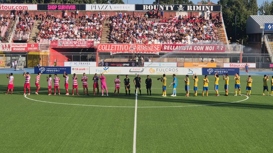 Il saluto iniziale delle due squadre