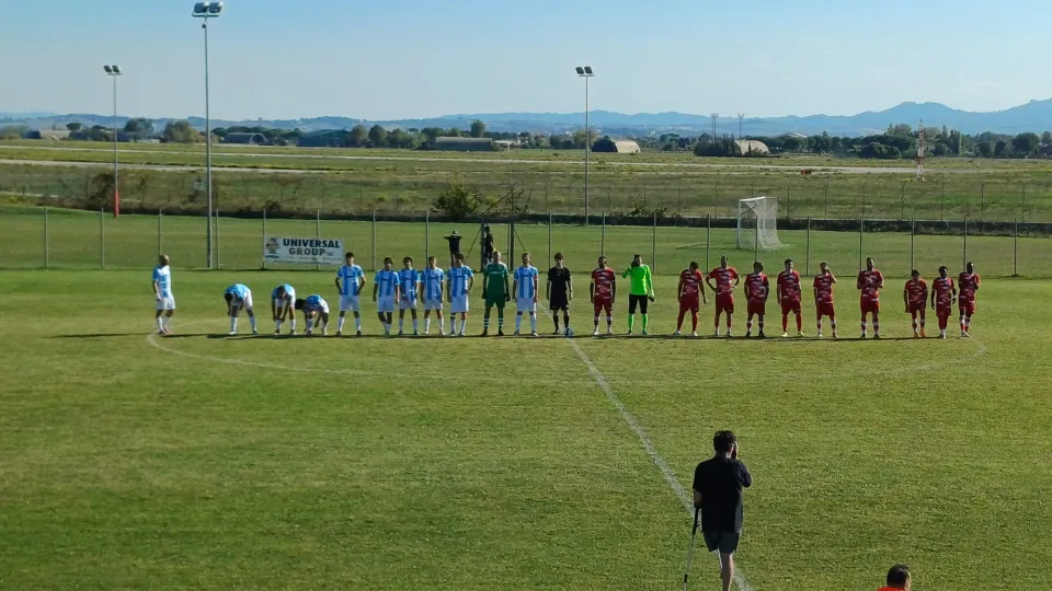 Il saluto iniziale delle due squadre