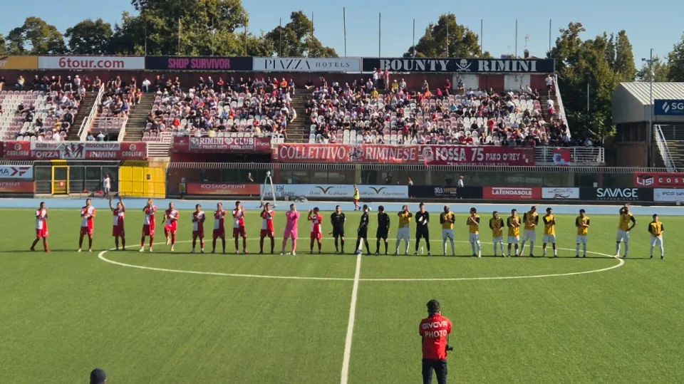 Il saluto iniziale delle due squadre