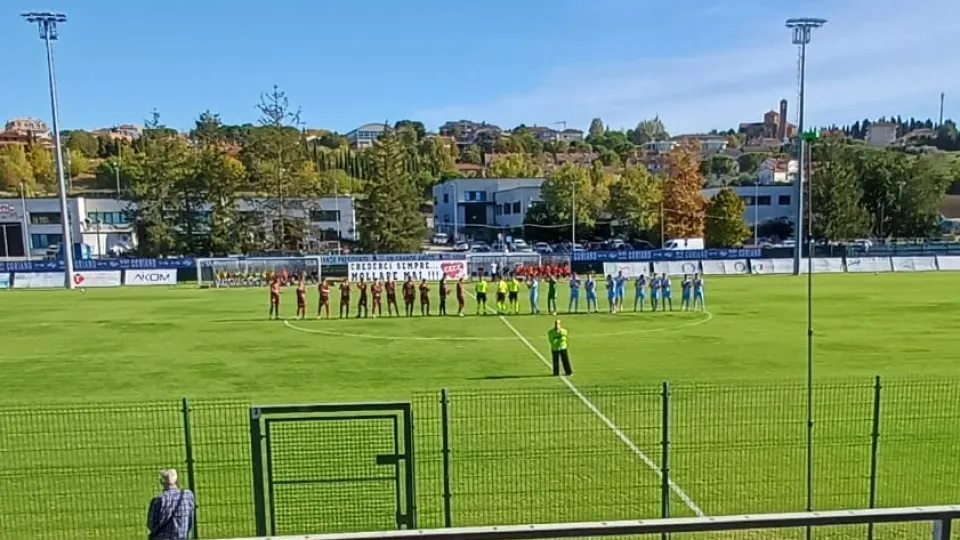 Il saluto iniziale delle due squadre