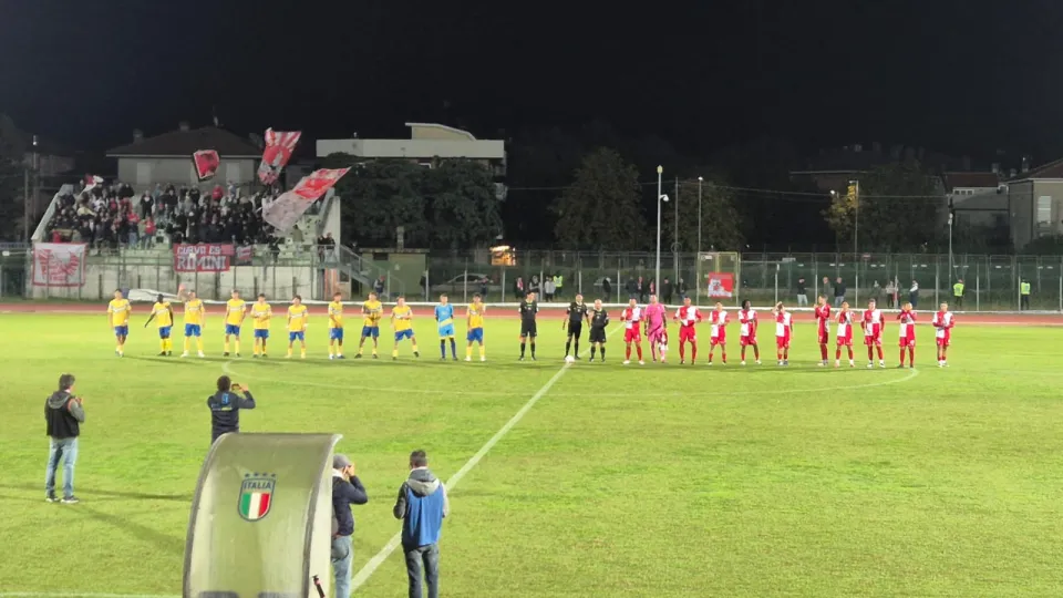 Il saluto iniziale delle due squadre