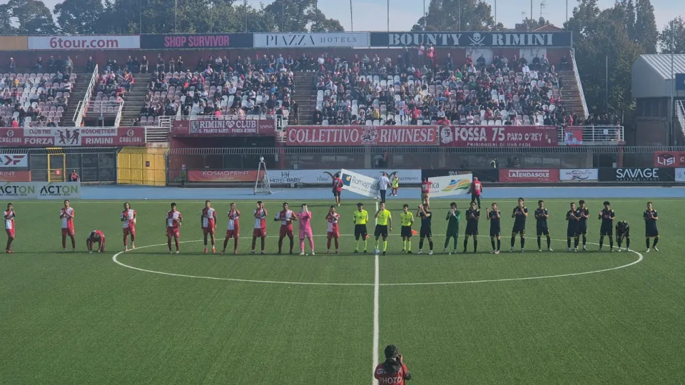 Il saluto iniziale delle due squadre