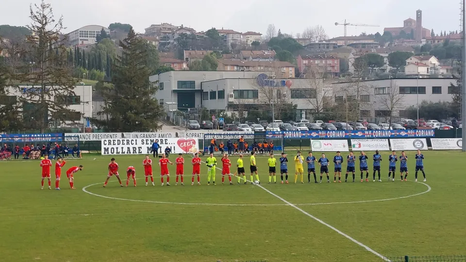 Il saluto iniziale delle due squadre