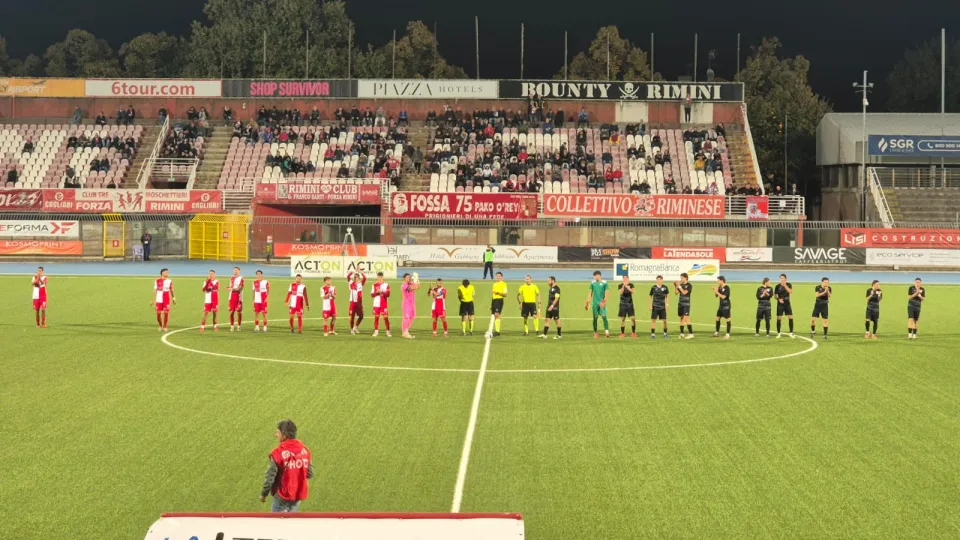Il saluto iniziale delle due squadre