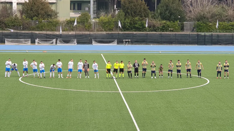 Il saluto iniziale delle due squadre