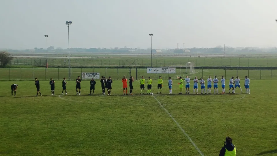 Il saluto iniziale delle due squadre