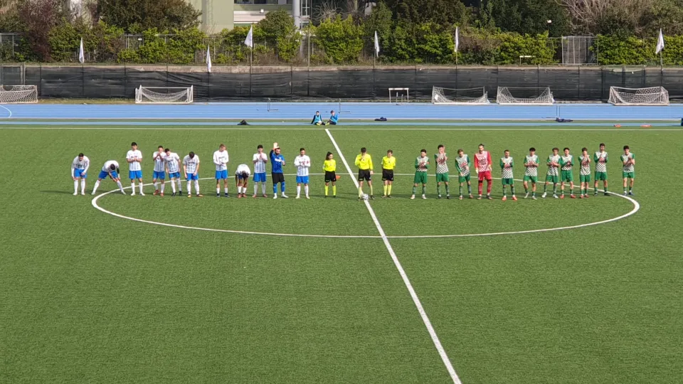 Il saluto iniziale delle due squadre