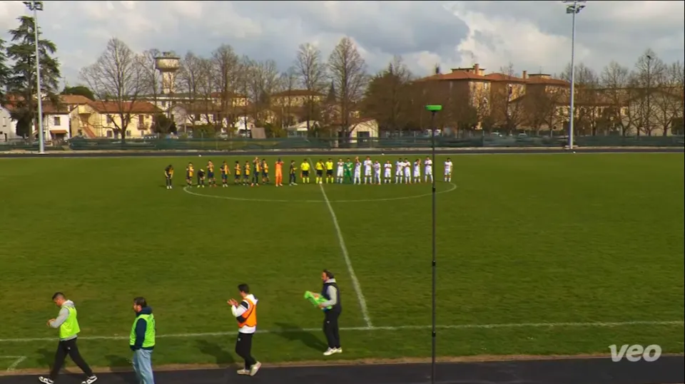 Il saluto iniziale delle due squadre