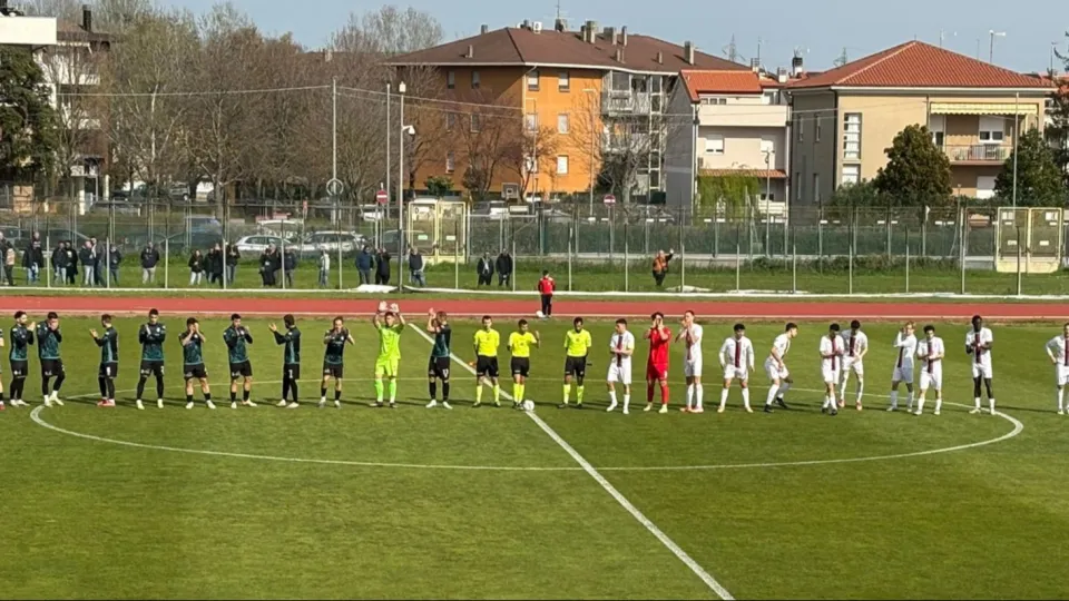 Il saluto iniziale delle due squadre