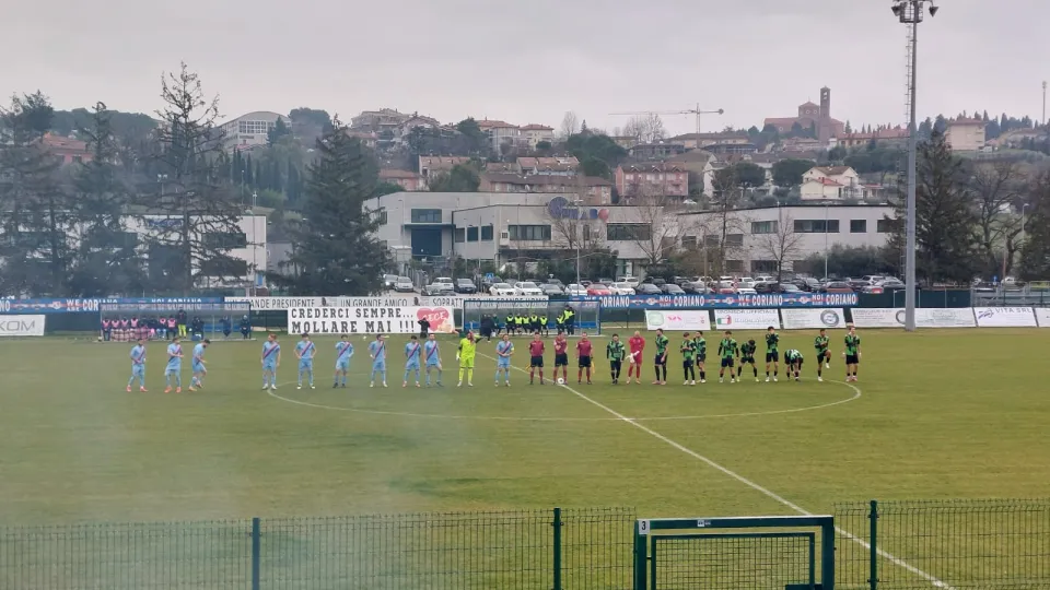 Il saluto iniziale delle due squadre