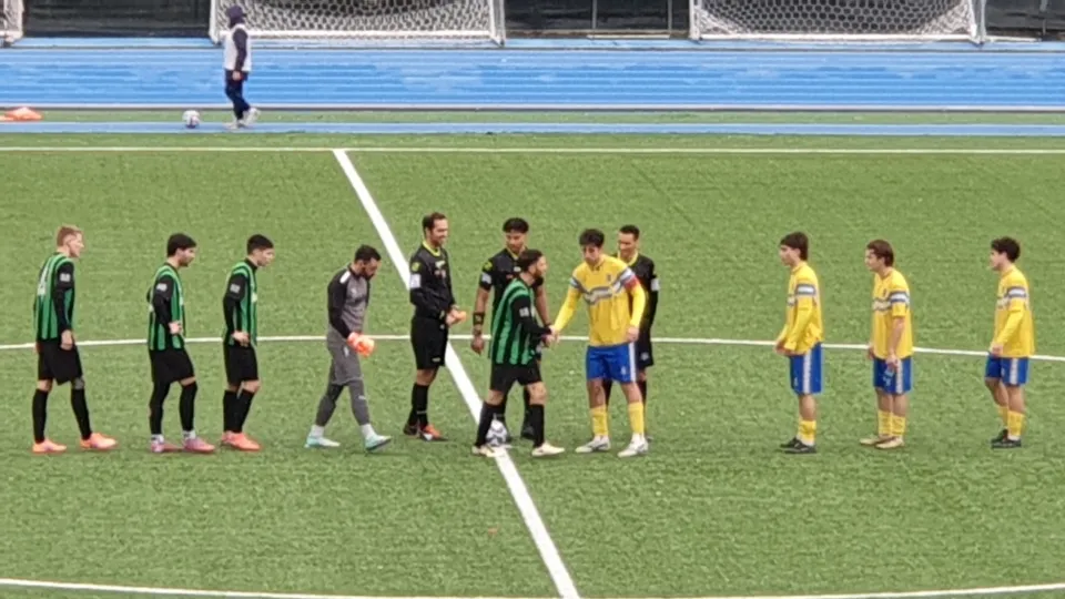 Il saluto iniziale tra i due capitani