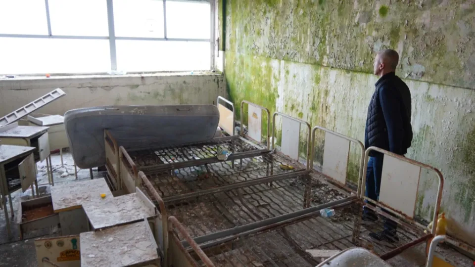 Il sindaco all'interno dell'ex colonia